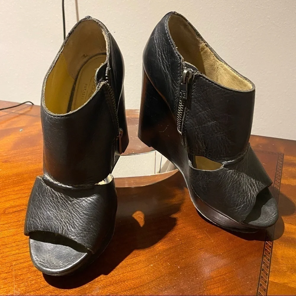 Coach black leather wedge jaelyn sandal size 6.5